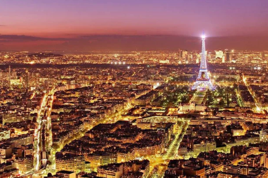 Khu vực xung quanh tháp Eiffel nổi tiếng ở Paris (Ảnh: Video Blocks)